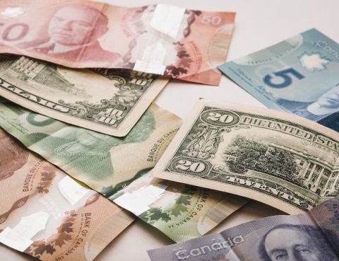 mix of USD and CAD bills